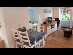 a kitchen and dining room with a table and chairs at NEU! Ferienwohnung Amrum in Taarstedt