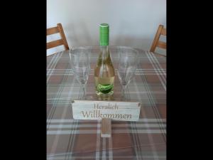una bottiglia di vino seduta su un tavolo con bicchieri di NEU! Ferienwohnung Lucie a Kevelaer