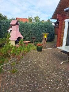 a garden with a picnic table and a bench at NEU Blockbohlenhaus Koserow 600 Meter zum Strand in Ostseebad Koserow