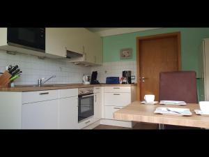 Η κουζίνα ή μικρή κουζίνα στο Ferienhaus Anneliese an der Schlei +8 φωτογραφίες