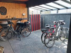 a group of bikes parked in a garage at NEU! Ferienwohnung Amrum in Taarstedt