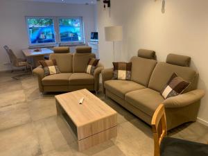 uma sala de estar com dois sofás e uma mesa de centro em NEU! Ferienwohnung MOIN em Langwedel