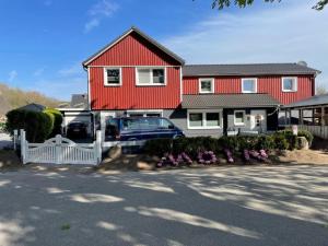 een rood huis met een auto ervoor geparkeerd bij NEU! Ferienwohnung MOIN in Langwedel