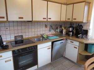 A kitchen or kitchenette at Ferienhaus Meerzeit