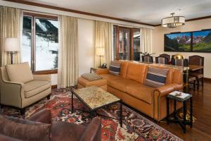 uma ampla sala de estar com um sofá e cadeiras em The Ritz-Carlton Club, Two-Bedroom Residence Float 1, Ski-in & Ski-out Resort in Aspen Highlands em Aspen
