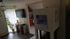 una camera con cucina e soggiorno di NEU! Galerie- Fewo mit Pool am Brombachsee a Theilenhofen