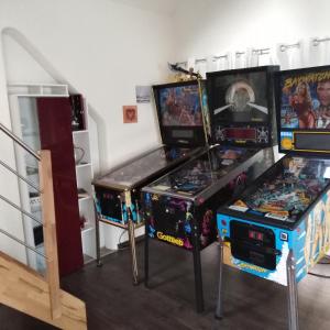3 giochi arcade sono allineati in una stanza di NEU! Galerie- Fewo mit Pool am Brombachsee a Theilenhofen