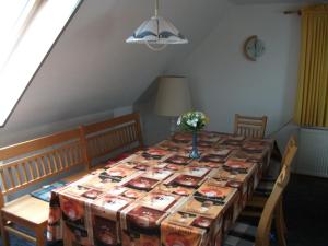 uma mesa de jantar com uma toalha de mesa com flores em NEU! Nordsee-Ferienhaus Lukas em Dornum