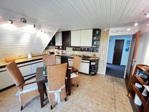 Restaurant o un lloc per menjar a NEU! Ferienwohnung Nordlicht