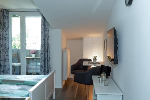 a bedroom with a bed and a desk and chairs at NEU! Appartement Zur Heidschnucke in Toppenstedt