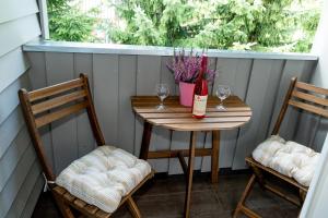 a small table with two chairs and a bottle of wine at NEU! Appartement Zur Heidschnucke in Toppenstedt