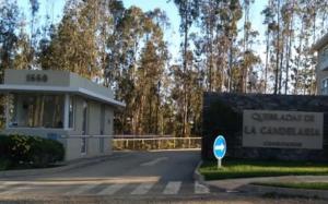 un edificio con un cartello in mezzo a una strada di Quebrada de la Candelaria II ad Algarrobo