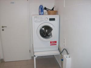 a washer and dryer in a corner of a room at NEU! Ferienwohnung Kruse EG in Norden