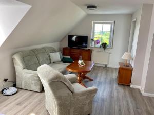 een woonkamer met een bank en een tafel bij NEU! Ferienwohnung Cottbus nähe Spreewald in Cottbus