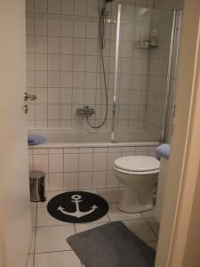 ein Badezimmer mit einer Dusche, einem WC und einer Badewanne in der Unterkunft NEU! Schicke Ferienwohnung Niebüll in Niebüll