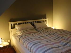 ein großes Bett mit zwei Kissen in einem Schlafzimmer in der Unterkunft NEU! Schicke Ferienwohnung Niebüll in Niebüll