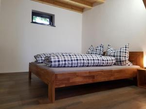 un sofá con almohadas en una habitación en NEU! Modernes Ferienhaus Hohensayn, en Lautzenbrücken