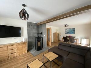 a living room with a couch and a fireplace at NEU Ferienhaus Dat Wildberghus in Wildberg