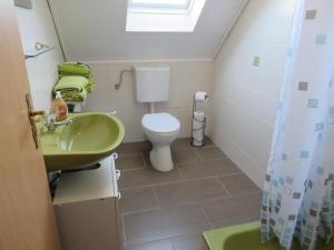 a small bathroom with a toilet and a sink at Ferienwohnung Aurich Ostfriesland in Aurich
