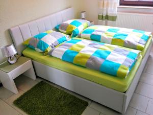 Postel nebo postele na pokoji v ubytování NEU Ferienwohnung Stürenburg No 3 EG