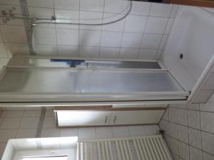 ein Bad mit einer Badewanne in einem Zimmer in der Unterkunft NEU! Schöne Nordsee-FeWo Kölker in Nenndorf