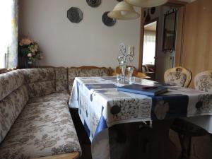 ein Wohnzimmer mit einem Tisch und einem Sofa in der Unterkunft NEU! Schöne Nordsee-FeWo Kölker in Nenndorf