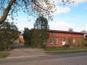 a red brick building on the side of a road at NEU Fewo im Bauernhaus mit idyllischem Innenhof und Naturgarten in Mesekenhagen