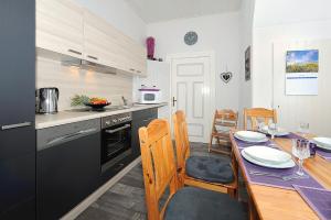 Kuchyň nebo kuchyňský kout v ubytování NEU! Ferienhaus Nordseewind