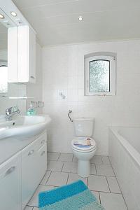 Koupelna v ubytování NEU! Ferienhaus Nordseewind + 13 fotografií