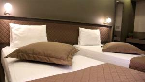 アヴシラーにあるTürkeli Otelのベッドルーム1室(枕付きのベッド2台付)