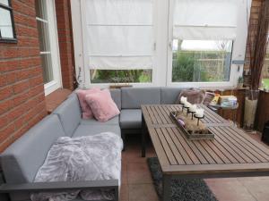 a living room with a couch and a table at NEU Huus Inge und Manni in Dornum