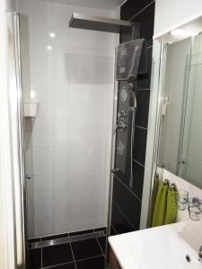 eine Dusche mit Glastür im Bad in der Unterkunft !!!NEU!!! Apartment Beagle in Dornumersiel