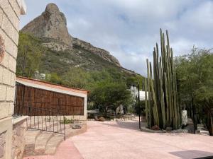 ベルナルにあるBoutique la Posada de Don Luisの山の隣の柵付きの建物