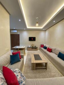 a living room with a couch and a table at Charmant Appartement au Cœur de la Ville in Marrakesh