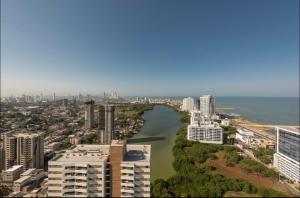 una vista aérea de una ciudad con un río en ESPECTACULAR APARTAMENTO PISO ALTO CON EXCELENTE VISTA AL MAR y A LA CIUDAD AMURALLADA, en Cartagena de Indias