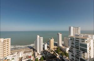 una vista aérea de la ciudad y el océano en ESPECTACULAR APARTAMENTO PISO ALTO CON EXCELENTE VISTA AL MAR y A LA CIUDAD AMURALLADA, en Cartagena de Indias