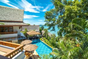 una vista aerea di una villa con piscina e ombrelloni di 悬崖别墅 无边海景 直达海滩 五卧泰式独栋私人泳池别墅 超漂亮日出 a Phuket