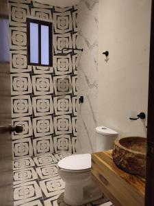 La salle de bains est pourvue de toilettes et d'un lavabo. dans l'établissement Casa Mictlan. Habitaciones en el Centro de Mitla., à San Pablo Villa de Mitla