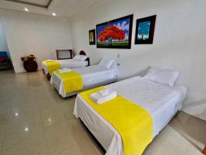Voodi või voodid majutusasutuse Galápagos Isabela Hotel Loja toas