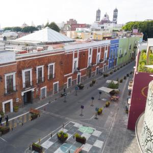 widok na ulicę miejską z budynkami w obiekcie Casa Pepe w mieście Puebla