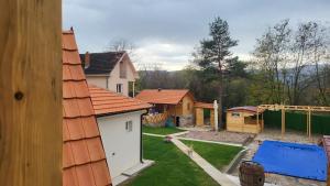 vista su un cortile con case e cortile di ETNO Selo STRAŽA a Pirot