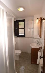 La salle de bains est pourvue de toilettes et d'un lavabo. dans l'établissement El Ferreiru 1, Casa Rural en un Entorno Natural, à Ricabo