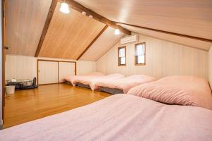 Habitación con 4 camas en un ático en おもちゃ王国と北軽井沢の大自然を満喫できる貸別荘 en Karuizawa
