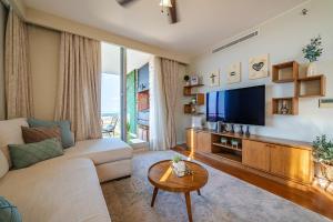 a living room with a couch and a tv at Gorgeous Apartment in Asunción in Asuncion