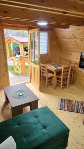 皮羅特的住宿－ETNO Selo STRAŽA，小木屋设有桌子和用餐室