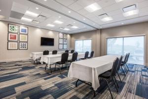 Sala de conferencias con mesas, sillas y TV en Holiday Inn Express & Suites - Welland, en Welland