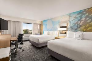 um quarto de hotel com duas camas e uma secretária em Courtyard by Marriott Palmdale em Palmdale