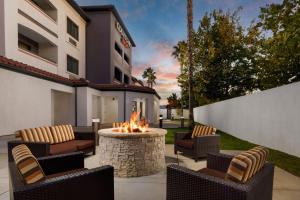 a fire pit in the courtyard of a hotel at Courtyard by Marriott Palmdale in Palmdale