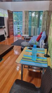 sala de estar con mesa y sofá en Daet Transient Tiny House staycation 2-6px, en Daet