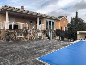 ein Haus mit einem Pool vor einem Haus in der Unterkunft El Encinar de Carol in Mesones